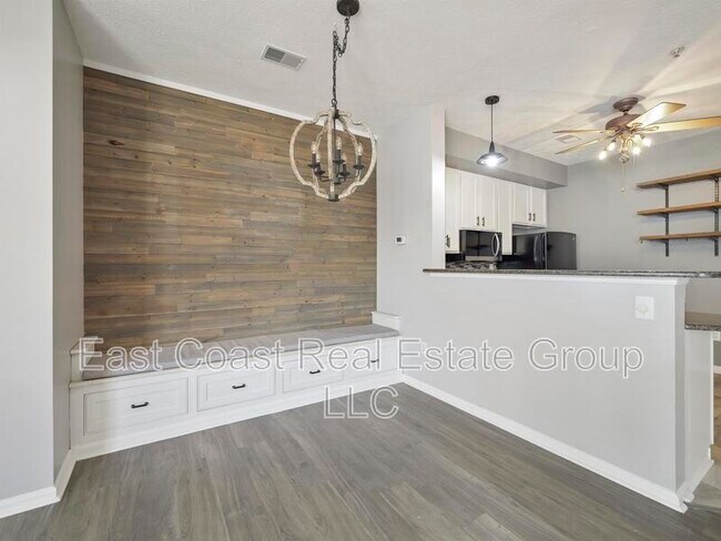 Building Photo - 4910 Edgeware Ter