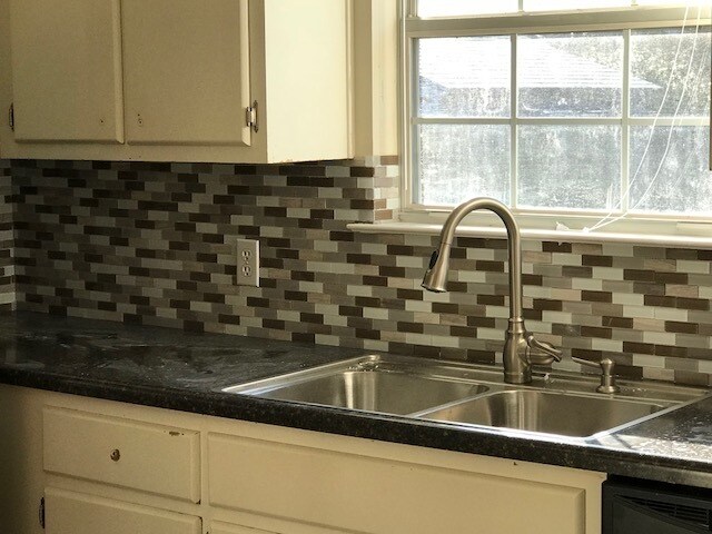 Building Photo - Convenient Location to Hulrburt Field