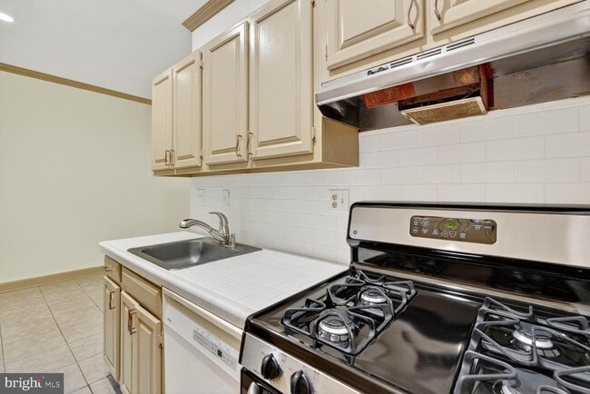 Building Photo - 4114 Davis Pl NW