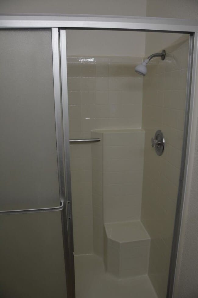 Building Photo - Hillcrest area 2 bedroom, 2 bath with 2 ca...