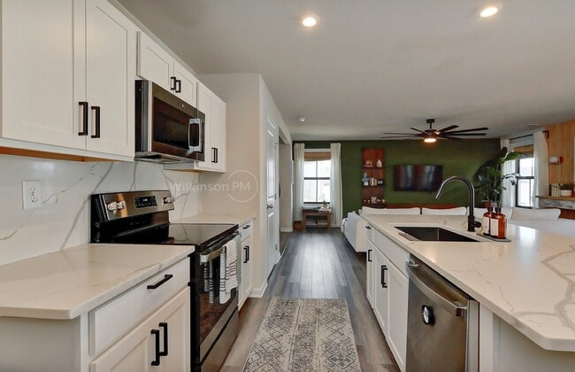 Building Photo - Stunning 4BD/2.5BTH 2-Story Single Family ...