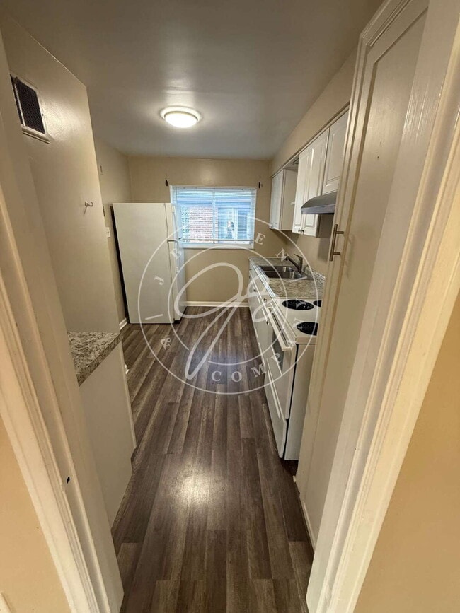 Building Photo - 2 bed duplex ready for you to call home! W...