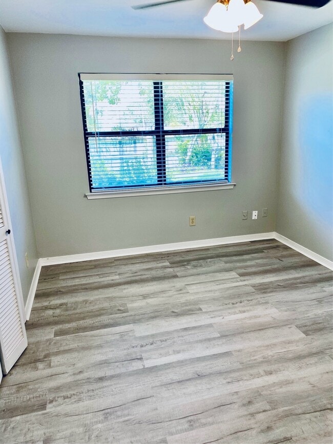 Building Photo - 200 Autumn Dr