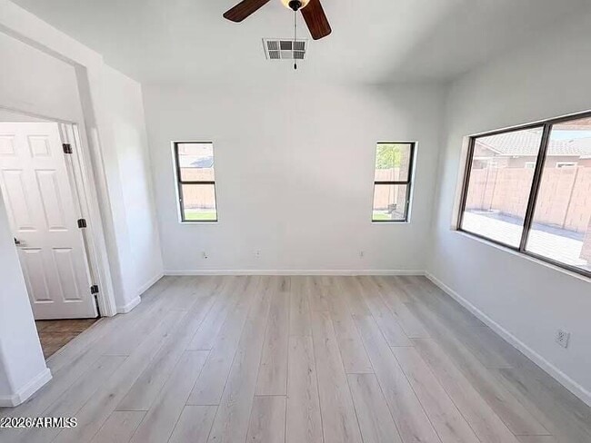 Building Photo - 934 E Overlin Dr