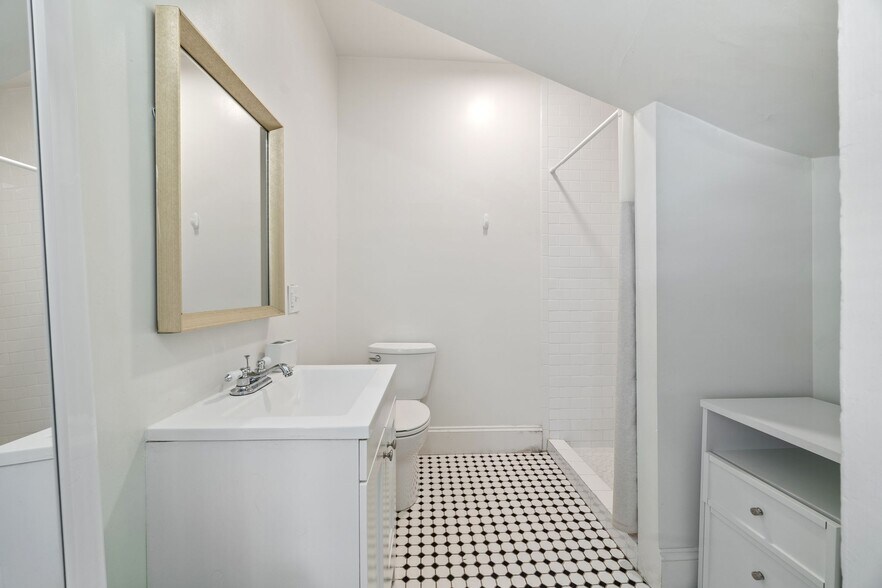 Building Photo - 627 Library Pl