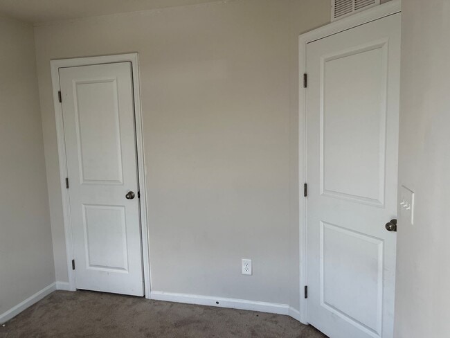 Building Photo - 3BR/2.5BA Townhouse in Hampton Townes