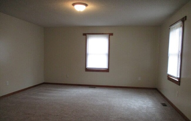 Building Photo - 138 Chestnut Dr SW