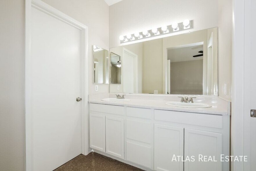 Building Photo - 4367 Sunrise Shores Ave