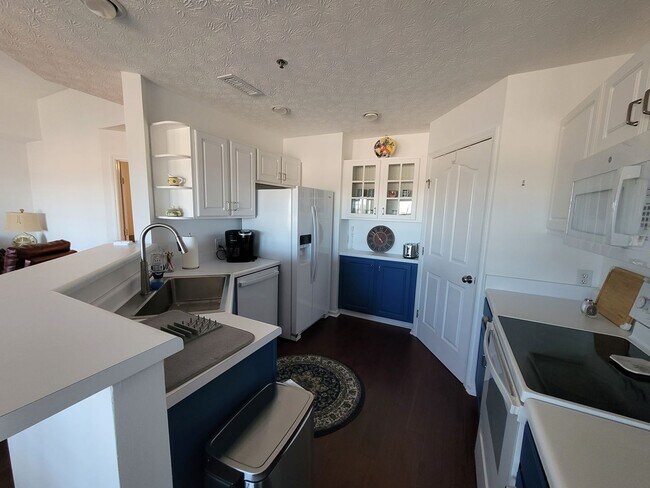 Building Photo - Welcome to our stunning 3-bedroom, 2-bathroom condo located in the beautiful city of Wilmington, NC.