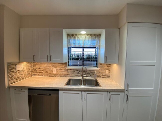 Building Photo - 1202 Thorpe Ln