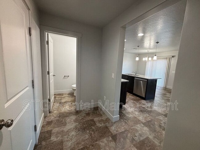 Building Photo - 3102 S Relic Ridge Dr