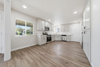 Building Photo - Large Brand New Remodeled 1 Bedroom unit with Washer Dryer Hookups - MUST SEE!!!