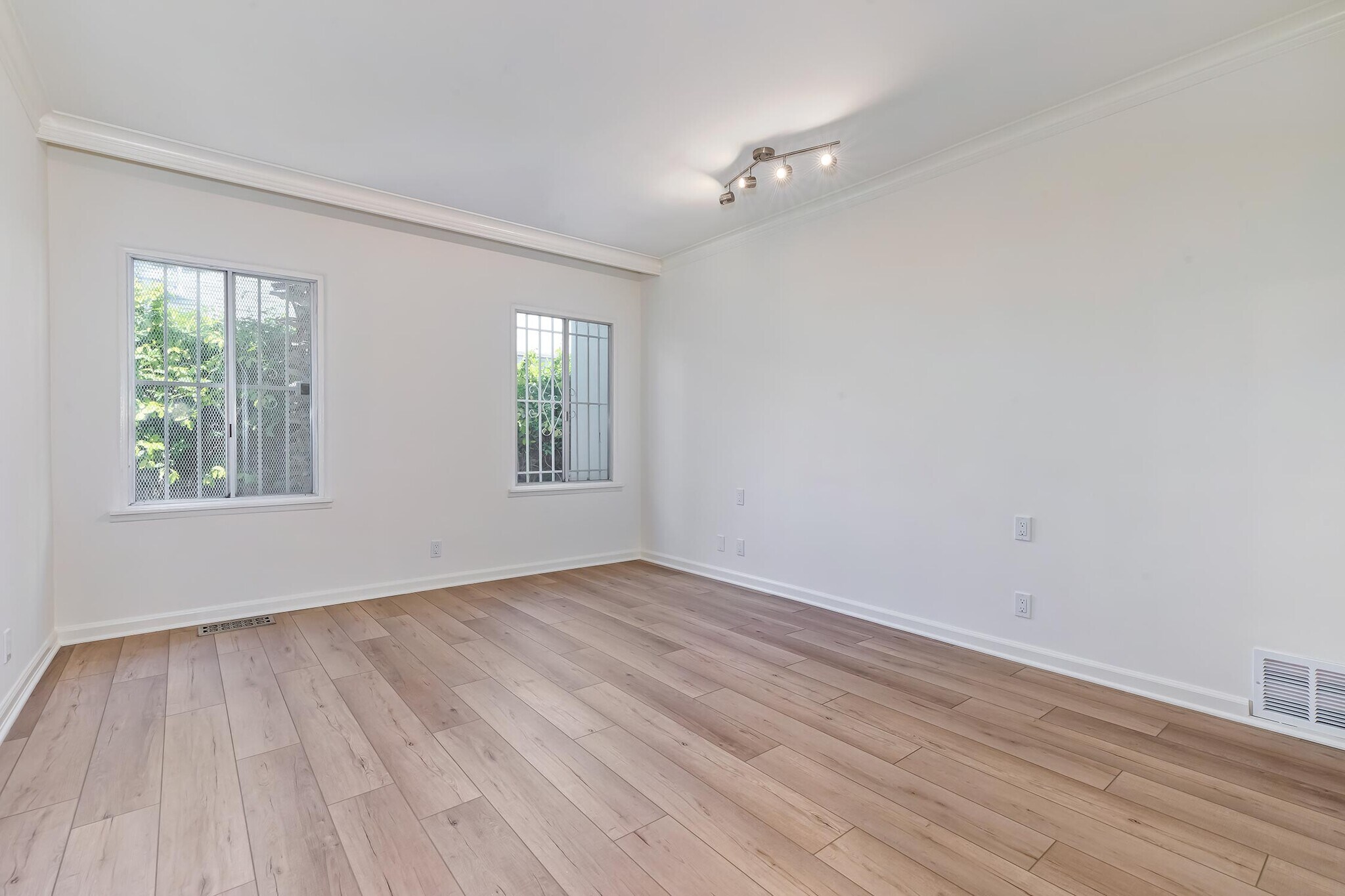 2nd bedroom - 119 N Almont Dr