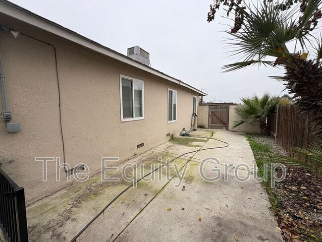 Building Photo - 600 N Dickran Dr