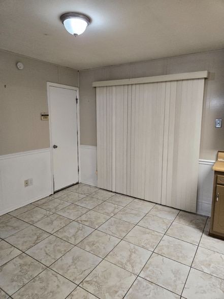 Building Photo - 428 Holy Cross Pl