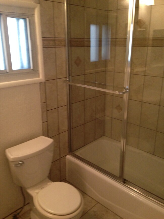 Building Photo - 715 Huntley Dr