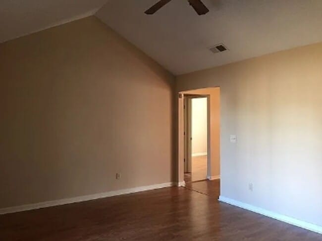 Building Photo - 3 Bedroom 2 bath fenced back yard in a quiet neighborhood!!