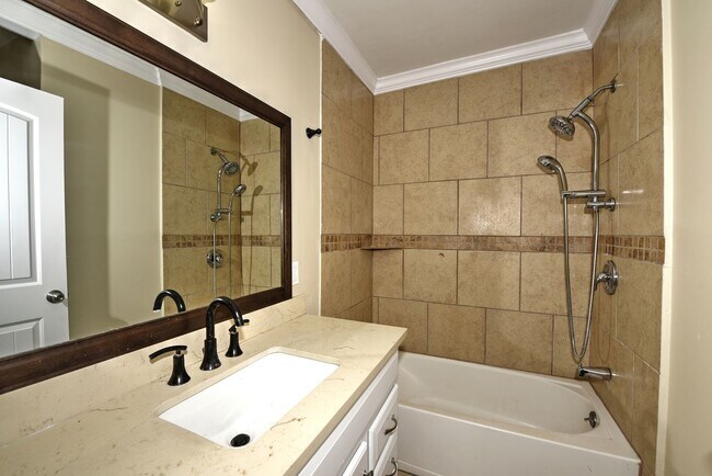 Building Photo - Stylish and Spacious 4-Bedroom Home PLUS C...