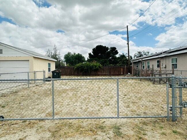 Building Photo - Single-Story Home on a Large Lot in Redlands