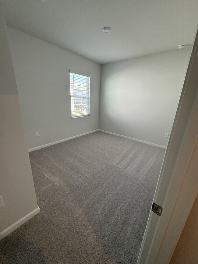 Building Photo - 3067 Visionary Dr