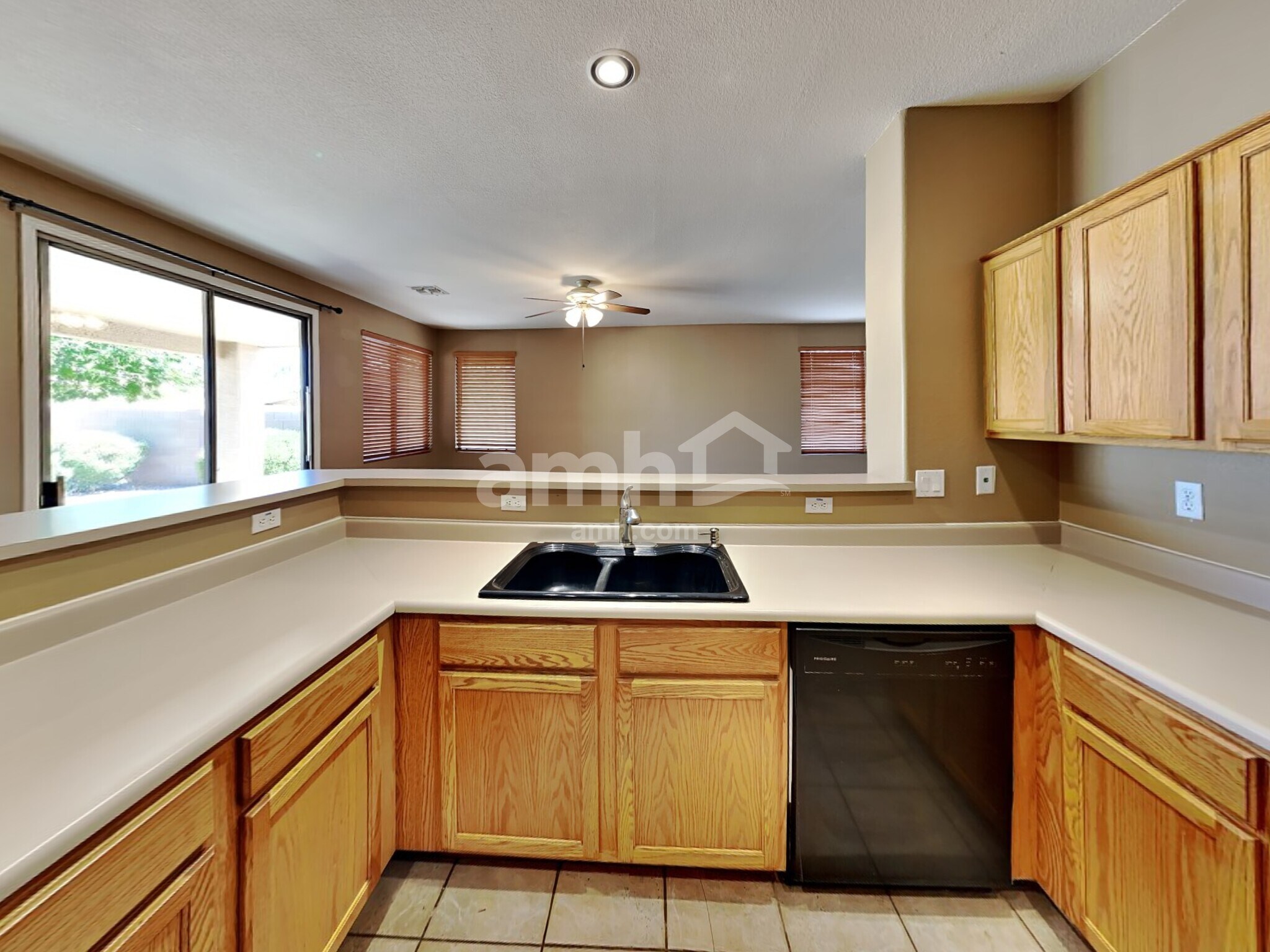 Building Photo - 2150 E Bellerive Pl