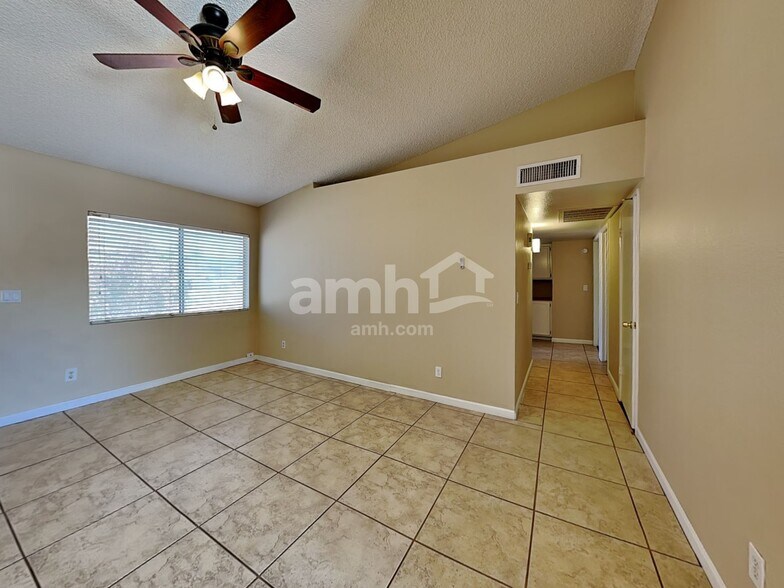Building Photo - 9509 W Echo Ln
