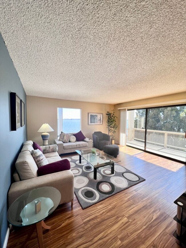 Building Photo - Large furnished one bedroom with spectacular water views