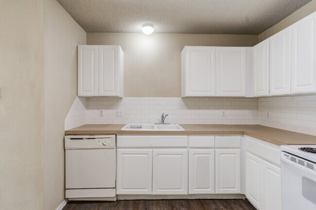 Building Photo - 3/2/2 plus a large basement on a Cul-de-Sac!