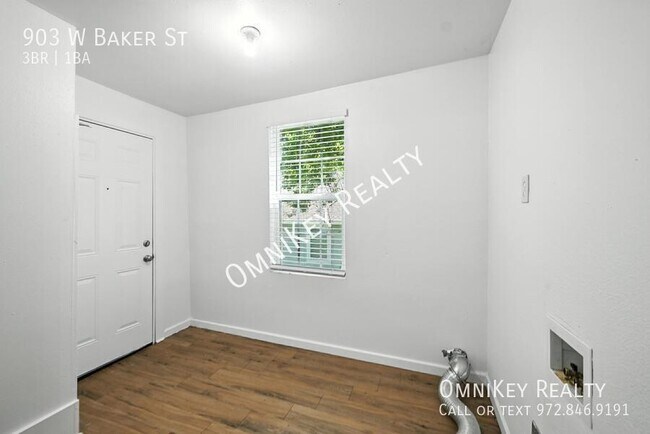 Building Photo - 903 W Baker St