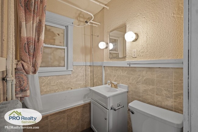 Building Photo - 3328 5th Ave S