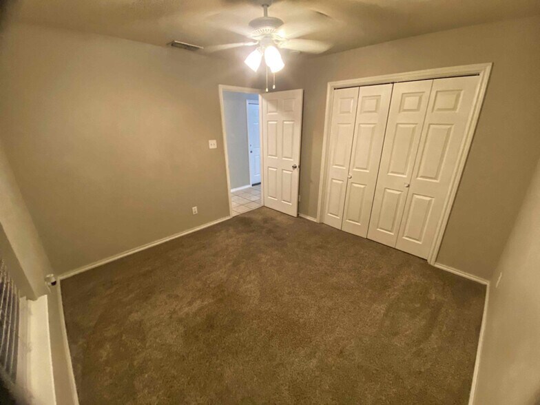 Building Photo - 327 S Water Ln