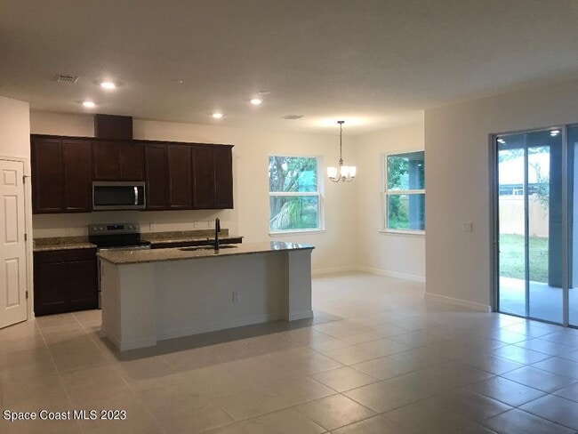 Building Photo - 750 August St SE