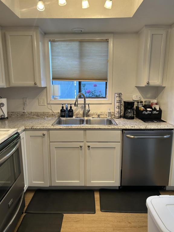 Building Photo - 2215 Poplar Dr