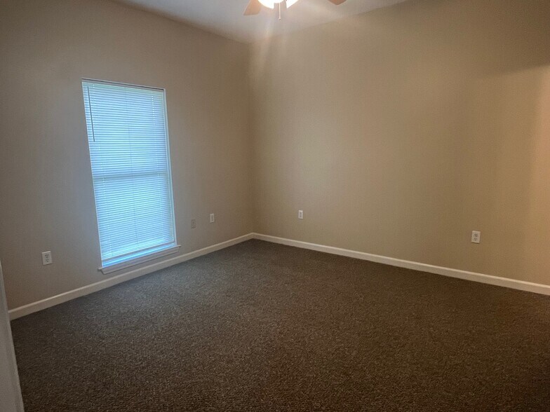 Primary bedroom - 292 Bella Sera Ln