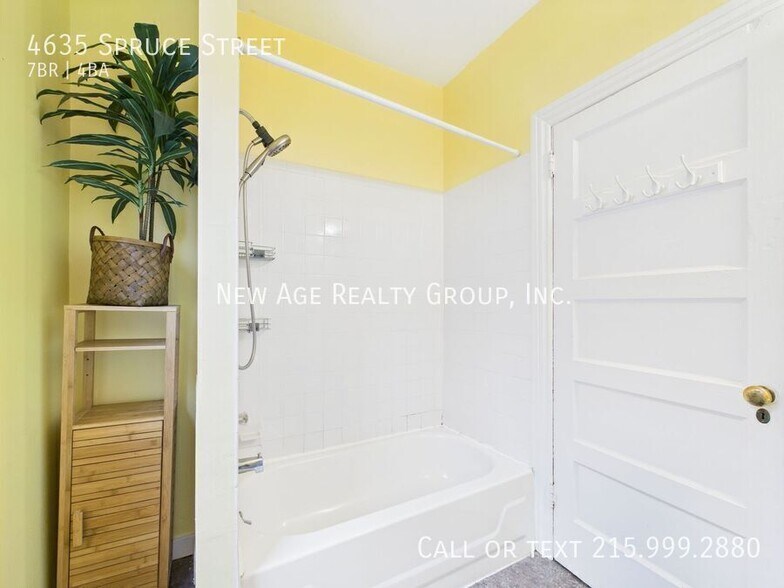 Building Photo - 4635 Spruce St