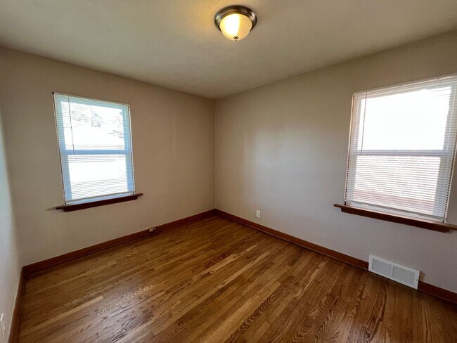 Building Photo - Adorable 2 Bedroom Brick Bungalow in Richmond Heights!