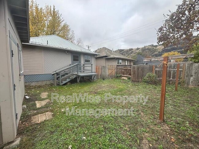 Building Photo - 212 SE Mosher Ave