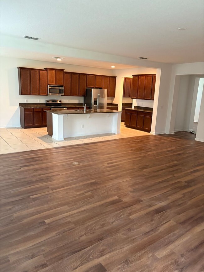 Building Photo - IMMEDIATE OCCUPANCY !!! LARGE// 5 Bedroom ...