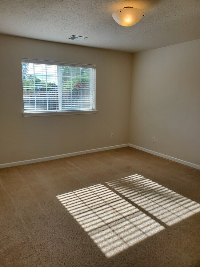 Building Photo - Lovely Townhome in North Gilham!