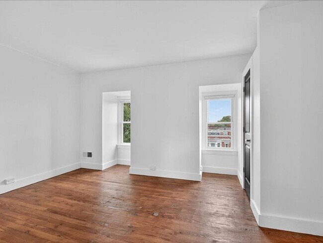 Building Photo - Gorgeous 4 Bedroom 2.5 Bathroom Available ...