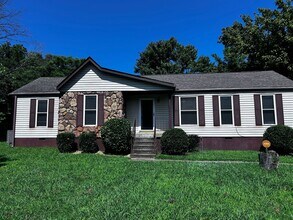 Building Photo - Large three bedroom, one and a half bath t...