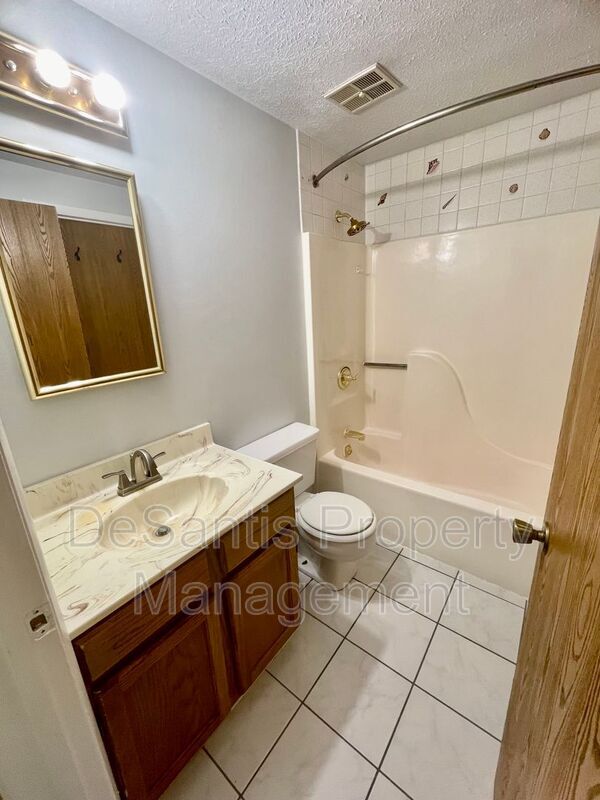 Building Photo - 925 Elm Ct