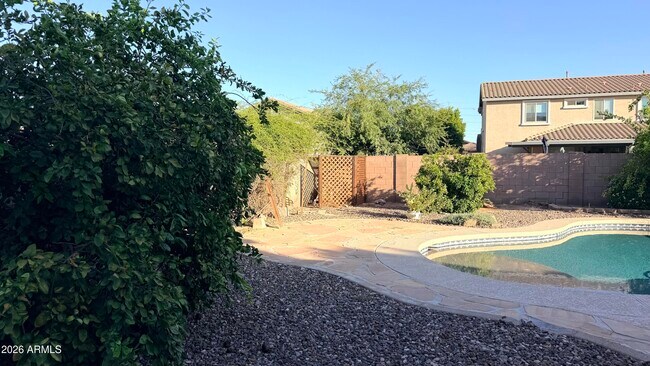 Building Photo - 1289 E Iris Dr