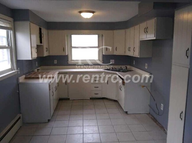 Building Photo - 905 Sprague-