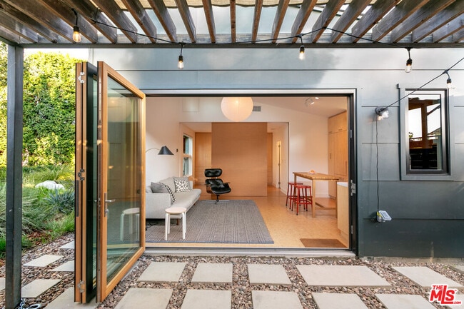 Building Photo - 5676 Hub St