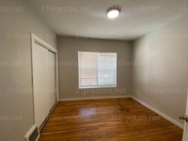 Building Photo - $1195 - 3 bedroom / 1 bathroom - Single Family Home