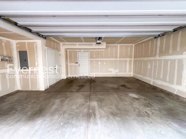 Building Photo - 3 Bed, 3 Bath Home with Garage / Available Soon!