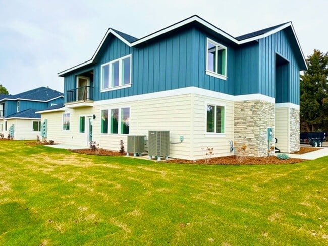Building Photo - 1553 Clear Creek Dr