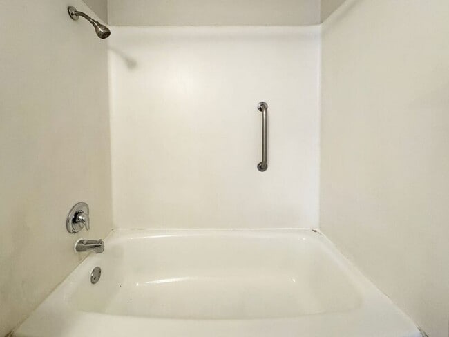 Building Photo - 1115 W 6th Ave