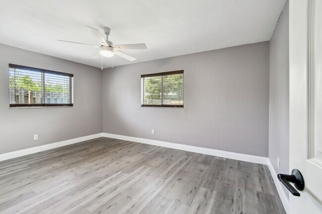 Building Photo - 528 Manor Dr